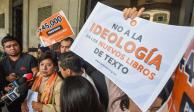 Protesta contra la entrega de los nuevos libros de texto encabezada por padres de familia, en el Estado de México.