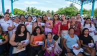 Mara Lezama, gobernadora constitucional de Quintana Roo, y beneficiarias de planes sociales en la entidad.