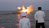 El líder norcoreano, Kim Jong Un, supervisa una prueba estratégica de misiles de crucero a bordo de un buque de guerra de la Armada en esta foto sin fecha publicada por la Agencia Central de Noticias de Corea del Norte