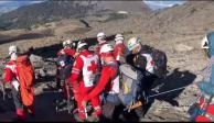 Socorristas de la Cruz Roja trabajaron durante 4 horas de ayer en el lugar del accidente.