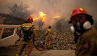 Bomberos intentan atajar un incendio forestal que arde en el pueblo de Hasia, cerca de Atenas, Grecia, el 22 de agosto de 2023.