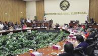 Consejeros durante la sesión ordinaria del Consejo  General del Instituto Nacional Electoral, ayer.