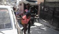 Una mujer llora mientras ella y otros habitantes huyen de sus casas para escapar de los enfrentamientos armados entre grupos delictivos rivales en el distrito de Carrefour-Feuilles, en Puerto Príncipe, Haití, el martes 15 de agosto de 2023.
