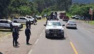 Policía de Michoacán despliega operativo en Apatzingán por bloqueos carreteros.