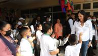 La alcaldesa Lía Limón con alumnos de escuelas de la demarcación.