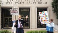 Detractores del republicano protestan afuera de un tribunal en Washington, ayer.