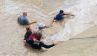 Rescatan con vida a un hombre de 90 años que fue arrastrado por arroyo en La Paz, en Baja California Sur