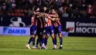 Futbolistas del Atlético de San Luis festejan su triunfo sobre el Atlas en el cierre de la Fecha 7 de la Liga MX.