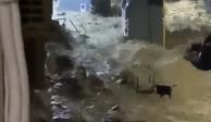 Las fuertes inundaciones arrasan con los contenedores de basura en calles de la capital española, ayer.