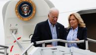 El presidente de Estados Unidos, Joe Biden, llega con la primera dama Jill Biden a bordo del Air Force One en su camino para recorrer la destrucción de la tormenta del huracán Idalia después de aterrizar en Gainesville, Florida, el 2 de septiembre de 2023.