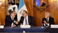 El presidente electo (izq.), Bernardo Arévalo, saluda al actual mandatario, Alejandro Giammattei, en su primera reunión ante el líder de la OEA, ayer.