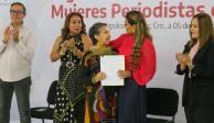 Evelyn Salgado entrega pólizas de seguro de vida a mujeres periodistas de Acapulco.