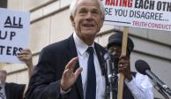 El exasesor comercial de Donald Trump, Peter Navarro, afuera de un tribunal en Washington entre protestas de disidentes, el pasado 5 de septiembre.