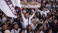 Simpatizantes de Claudia Sheinbaum, en una asamblea informativa de la aspirante en Texcoco (izq), en agosto pasado; seguidores de Xóchitl Gálvez, en una marcha para mostrar su apoyo a la abanderada del Frente, en Morelos (der.), el domingo pasado.