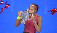 Coco Gauff besa el trofeo que la acredita como campeona del US Open.