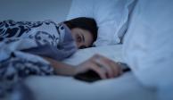Dormir junto a tu teléfono celular puede no ser una muy buena idea.