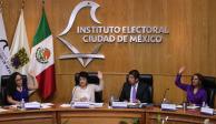 La presidenta del IECM Patricia Avendaño (segunda de izquierda a derecha), ayer.