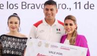 Evelyn Salgado entrega becas a deportistas y entrenadores de Guerrero.