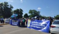 Trabajadores de la casa de estudios bloquearon ayer la avenida Ejército Mexicano, en apoyo al rector.