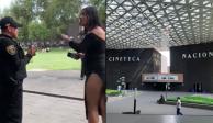 Policía saca a la fuerza a mujer trans del baño de mujeres en Cineteca Nacional