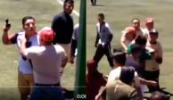Durante una riña en un partido de futbol llanero de Toluca, un sujeto amenazó con arma a asistentes y jugadores.