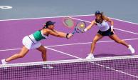 Giuliana Olmos y Luisa Stefani durante su partido contra Anastasiya Potápova y Veronika Kudermétova en el WTA Guadalajara Open AKRON 2023.