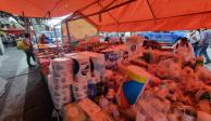 En el tianguis de Apatlaco, algunos comerciantes escondieron ayer los medicamentos con otros productos.