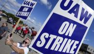 Miembros del UAW durante la huelga en una planta de Ford en Michigan, en días pasados