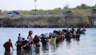 Indocumentados cruzan de Piedras Negras, Coahuila, a Eagle Pass, Texas, a través del río Bravo.