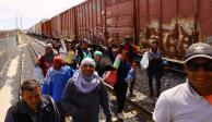 Migrantes caminan junto a un tren, con la intención de llegar a Estados Unidos, en Ciudad Juárez, México, el 20 de septiembre de 2023.