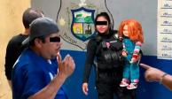 Policías en Coahuila detiene a un hombre y a un muñeco Chucky.