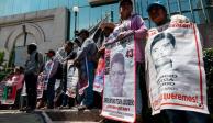 Familiares de los 43 normalistas de Ayotzinapa en una protesta.