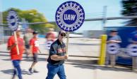 Huelguistas del sindicato UAW se manifiestan en un centro de distribución de autopartes en Milwaukee, ayer.