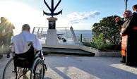 El papa reza frente a un memorial dedicado a los muertos, en Marsella, ayer.