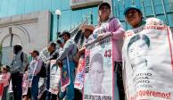 Familiares de los normalistas desaparecidos se manifiestan en la sede del Consejo de la Judicatura, ayer.