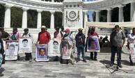 Padres de normalistas se concentran en el Hemiciclo a Juárez en la CDMX
