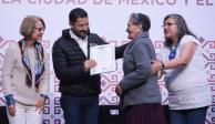 El jefe de Gobierno, Martí Batres Guadarrama, entrega su certificado a una alumna, durante el evento realizado ayer.