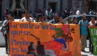 Normalistas de Ayotzinapa protestan frente al Hemiciclo a Juárez, ayer.