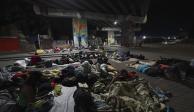 Migrantes duermen en una estación, a la espera de La Bestia en Irapuato, el sábado.