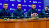 El director deportivo de Cruz Azul, Óscar Pérez, en conferencia de prensa junto a jugadores celestes.