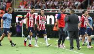 Futbolistas de Chivas se lamentan después de su caída a manos del Mazatlán.