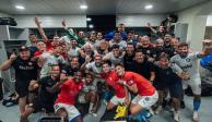 Jugadores del Girona celebran el triunfo en el vestidor, ayer.