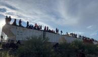 Personas indocumentadas volvieron a trasladarse a bordo de La Bestia en su intento por llegar a la frontera con EU, ayer.