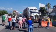 La interrupción del tránsito desde las 7:30 horas convirtió a una parte de esta vía de comunicación en un enorme estacionamiento, con decenas de vehículos varados.