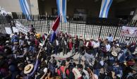 Guatemaltecos toman la sede judicial ante persecución contra el presidente electo, Bernardo Arévalo, ayer.