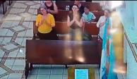 ¡Al infierno! Madre e hija fingen rezar y roban cartera en plena misa.