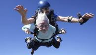 En esta imagen, proporcionada por Daniel Wilsey, se muestra a Dorothy Hoffner, de 104 años, durante un salto en paracaídas en tandem con Derek Baxter que la convirtió en la persona más mayor del mundo en hacerlo, el 1 de octubre de 2023, en Skydive Chicago, en Ottawa, Illinois.