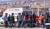 Policías vigilan a decenas de indocumentados en las Islas Canarias auxiliados por cuerpos de emergencias, el pasado 3 de octubre.