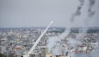 Militantes palestinos lanzan cohetes desde la Franja de Gaza hacia Israel, en Gaza, el sábado 7 de octubre de 2023.