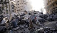 Palestinos inspeccionan los escombros de un edificio después de que fuera alcanzado por un ataque aéreo israelí en la ciudad de Gaza, el sábado 7 de octubre de 2023.